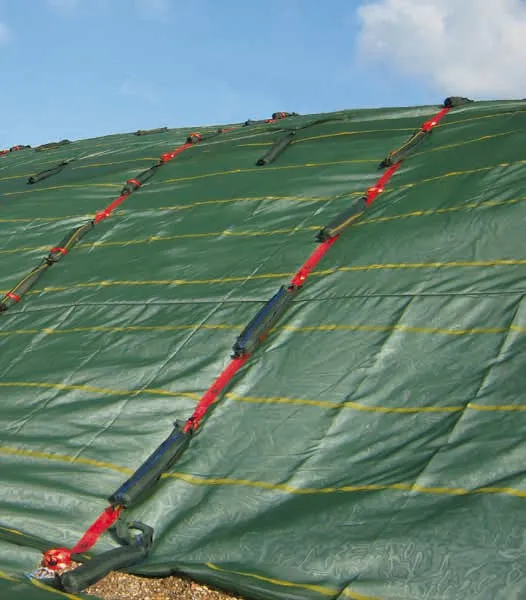 Fertig aufgestelltes Sacksilo mit Schutzgitter und Gurtband-Befestigung